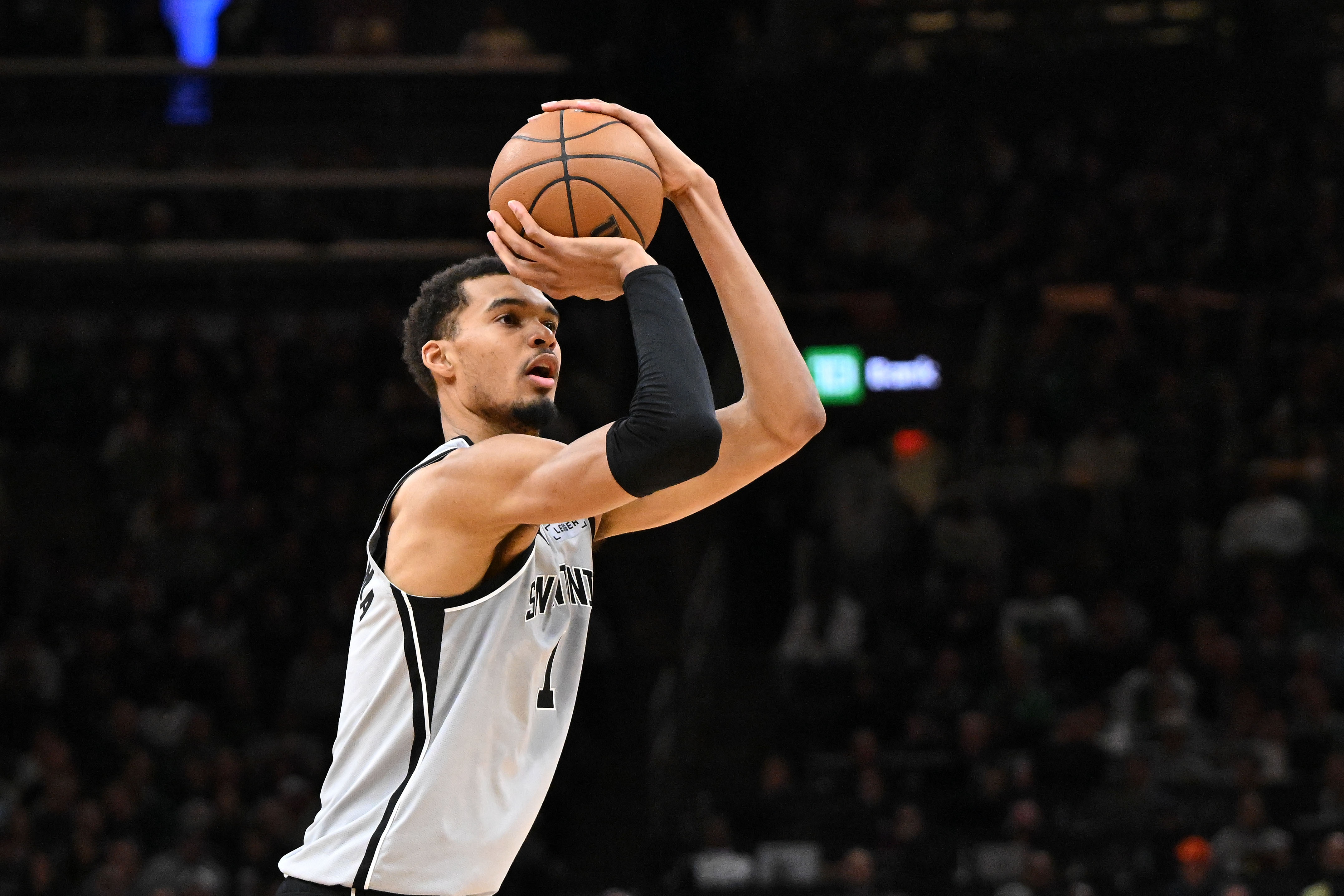 开云-上演王者归来！文班受伤后再回归 半场11分6板带队保持领先！