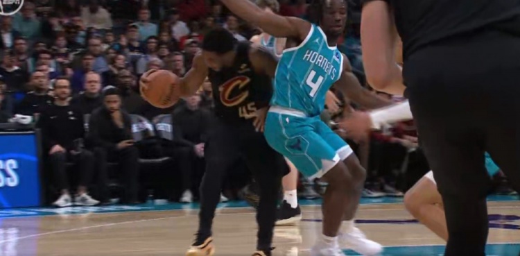 开云-幸无大碍！米切尔突破磕到头部摔倒 缓了缓继续作战